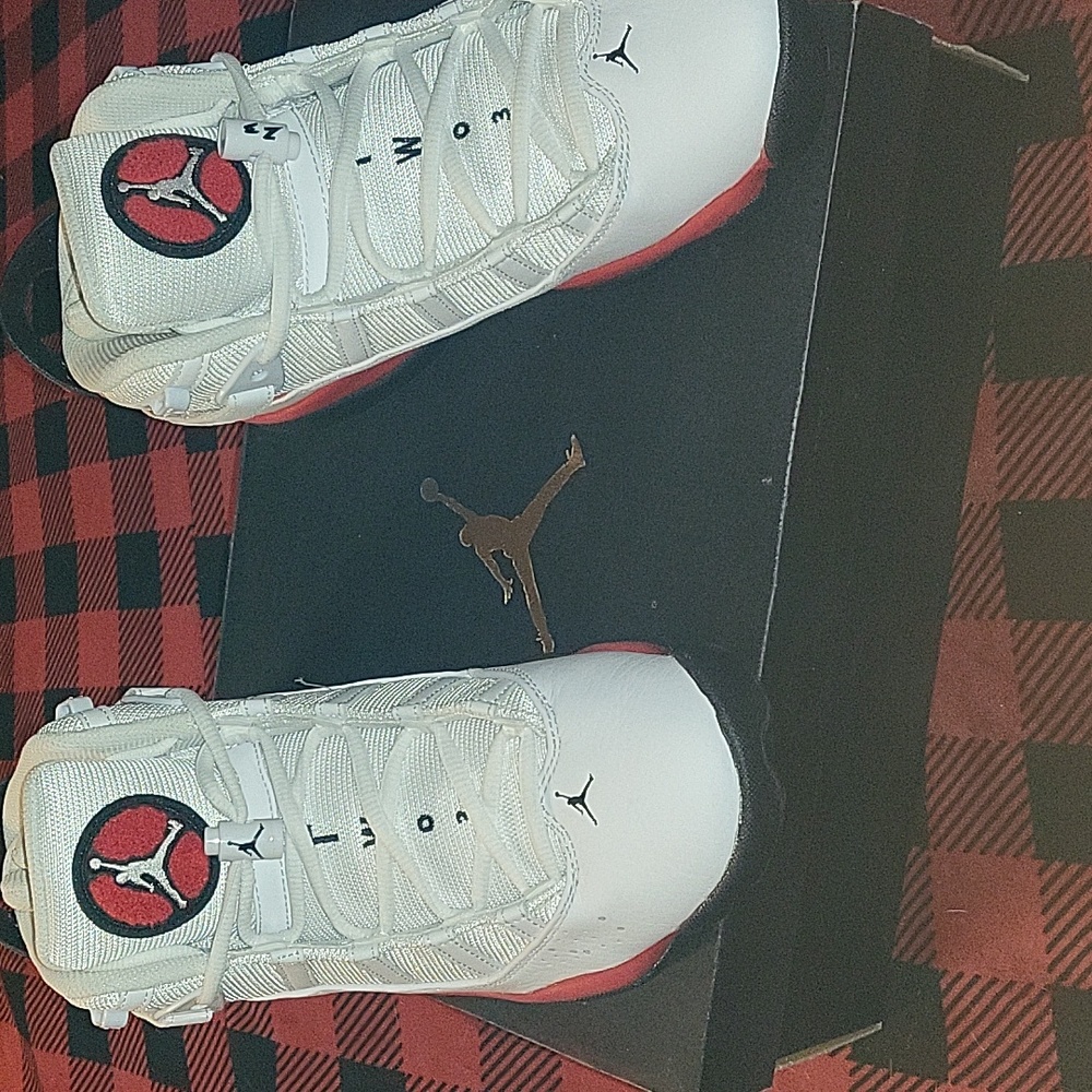 Red and white jordan TW03 shoes - Picture 4 of 6